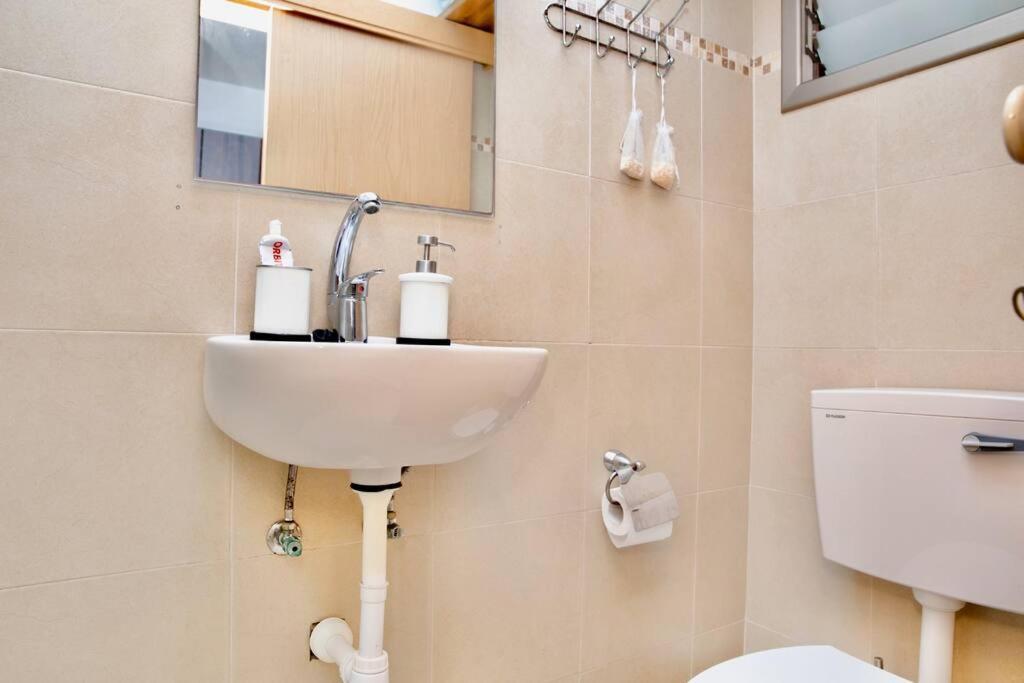 Homey Apartment Near The Beach 哈代拉 外观 照片